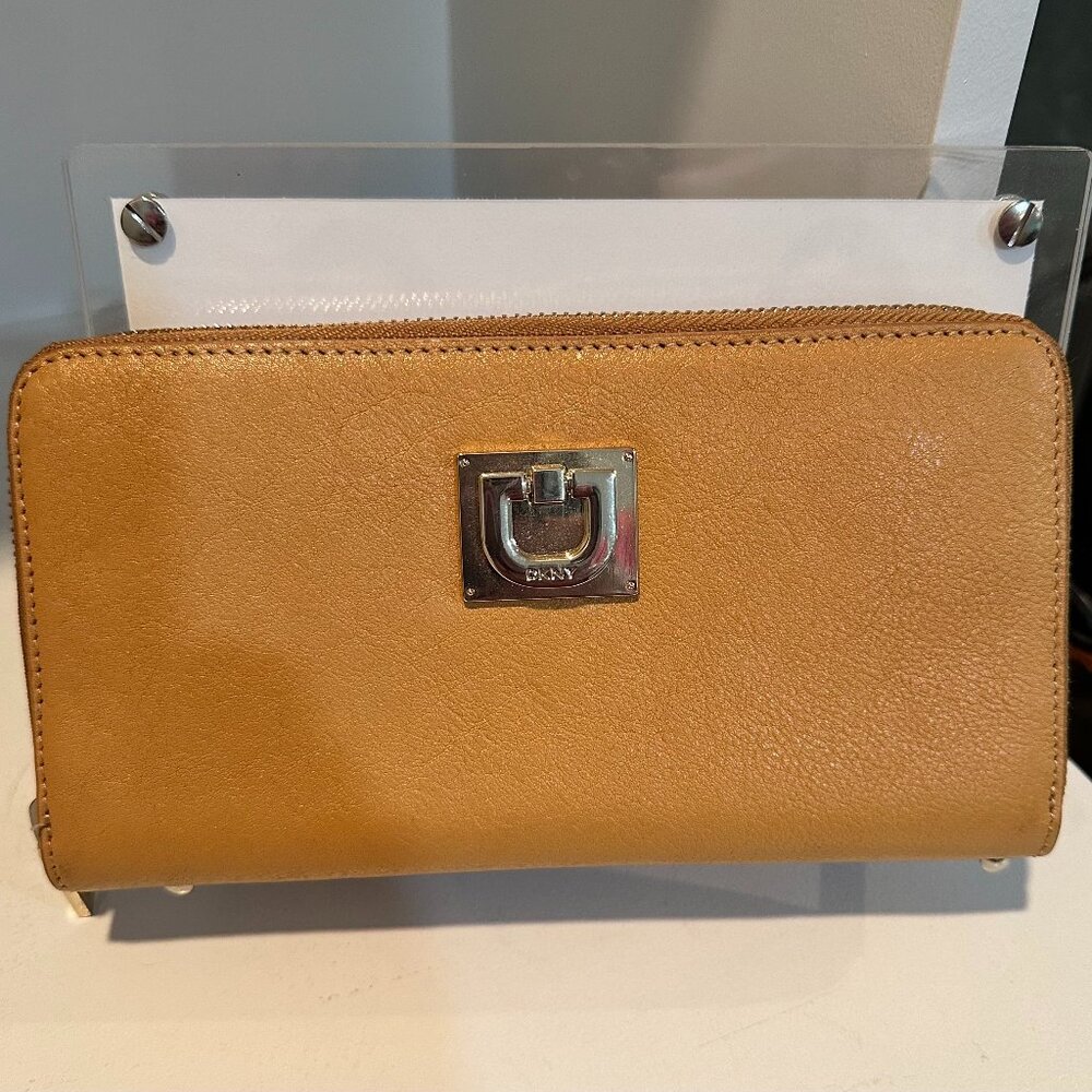 New DKNY Wallet in Vintage Mustard Yellow Leather (NWOT)